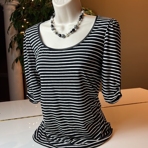 🖤WHITE HOUSE BLACK MARKET BLACK & WHITE STRIPED TOP KEYHOLE BACK SIZE SMALL🖤🤍 - Picture 2 of 16